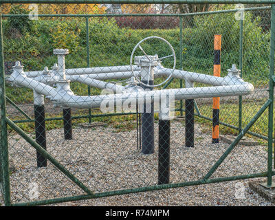 Distributeur et de verrouillage du gazoduc souterrain protégé par une clôture. Banque D'Images