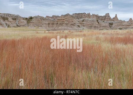 Les formations de l'érosion le long de Old Road, NW de l'automne, Badlands NP, S. Dakota, USA, par Dominique Braud/Dembinsky Assoc Photo Banque D'Images