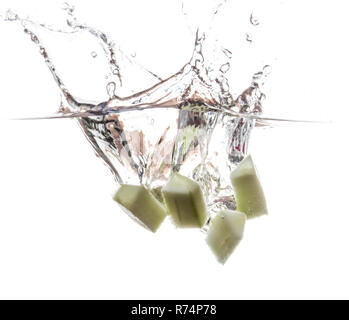 Tranche de concombre tomber à l'eau Banque D'Images
