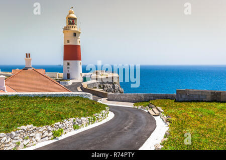 Une vue de la Trinity phare à europa point, à Gibraltar, et la mer méditerranée Banque D'Images