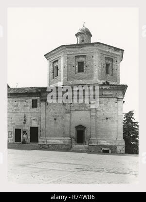 Ombrie Perugia Spoleto S. Maria della Manna d'Oro, c'est mon l'Italie, l'Italie Pays de l'histoire visuelle, vues extérieures de l'église octogonale maintenant utilisé comme un baptistère. Une vue sur l'intérieur de peintures à l'huile de Conca, 1735 Le tombeau statue de Monseigneur Bernardino Lauri, et l'octangonal fonts baptismaux du 15e siècle, ornée de bas-reliefs représentant des scènes de la Nativité pour le mariage à Cana.Photo 1983 Banque D'Images