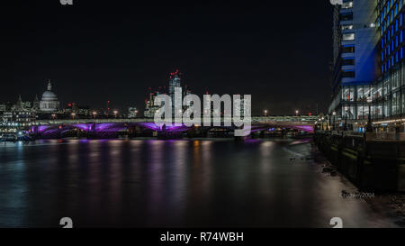 Du point de vue de la ville de Londres la nuit pendant la période des fêtes. Banque D'Images