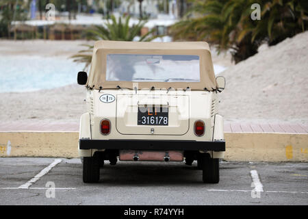 Menton, France - le 7 décembre 2018 : belle chose Volkswagen Vintage 1973 (vue arrière) car sur la plage, mer Méditerranée, Côte d'Azur, de l'Europe Banque D'Images