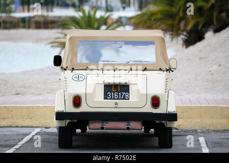 Menton, France - le 7 décembre 2018 : belle chose Volkswagen Vintage 1973 (vue arrière) car sur la plage, mer Méditerranée, Côte d'Azur, de l'Europe Banque D'Images