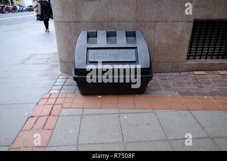 Grand récipient en plastique noir sur la chaussée ou à grain de sel. Disposition du conseil pour les mois d'hiver en cas de neige ou de glace. Banque D'Images