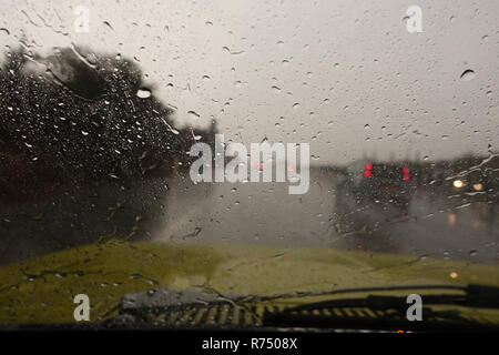 Déluge de pluie en un coup strom en roulant sur l'autoroute. La forte pluie sur le pare-brise. Banque D'Images