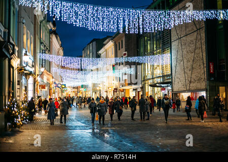 Tallinn, Estonie - le 22 décembre 2017 : les gens marcher sur rue avec maison de l'Illumination. Noël, Noël, Nouvel An Maison de vacances dans la vieille ville. Banque D'Images