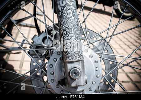 Fourche avant décoré de motifs de tatouage d'une moto Banque D'Images