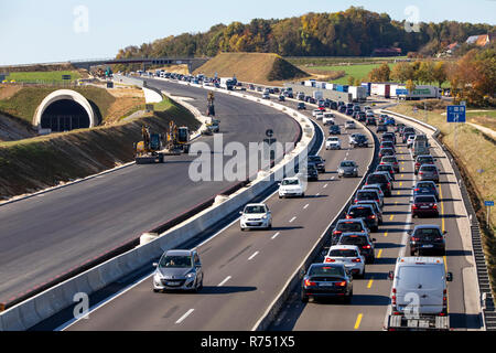 L'expansion de l'autoroute A8 près de Merklingen, Baden-WŸrttemberg, au nord-ouest d'Ulm, l'expansion à 3 voies par direction, la congestion du trafic sur le narr Banque D'Images