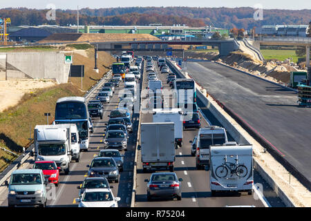 L'expansion de l'autoroute A8 près de Merklingen, Baden-WŸrttemberg, au nord-ouest d'Ulm, l'expansion à 3 voies par direction, la congestion du trafic sur le narr Banque D'Images