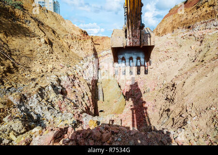 Pelle creuser une tranchée pour le pipeline. Gros plan du godet. Banque D'Images