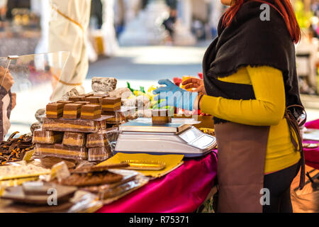 Cremini, blocs de chocolats typiquement italien à vendre dans la rue du marché Banque D'Images