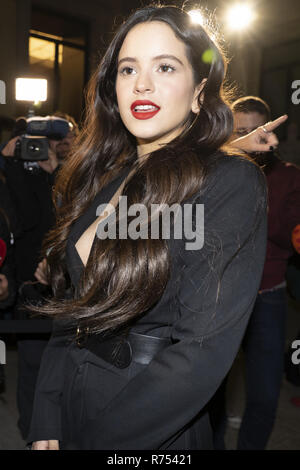 Chanteur Espagnol Rosalia Présente Rouge Pur Couture Le Slim