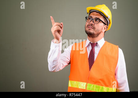 Persan barbu homme travailleur du bâtiment de couleur contre backgrou Banque D'Images