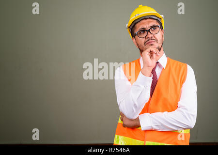 Persan barbu homme travailleur du bâtiment de couleur contre backgrou Banque D'Images