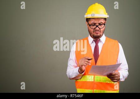 Persan barbu homme travailleur du bâtiment de couleur contre backgrou Banque D'Images