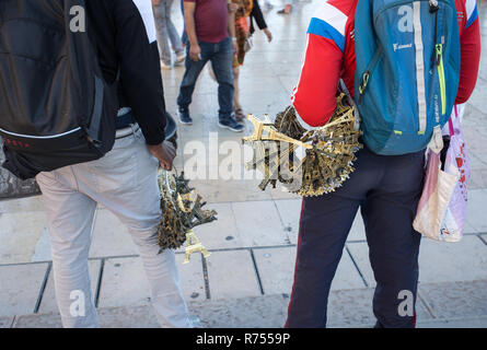 PARIS, FRANCE, LE 7 SEPTEMBRE 2018 - les immigrants africains vendent des souvenirs de la petite Tour Eiffel au Trocadéro, à Paris, France Banque D'Images