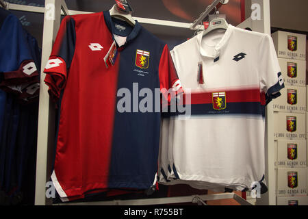 Gênes, Italie, le 27 novembre 2018 - Accueil et de Gênes 1893 maillot extérieur de l'équipe de football en vente en magasin à Gênes Gênes 'Porto Antico", Italie. Banque D'Images