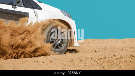 Voiture de course de rallye en chemin de terre. Banque D'Images