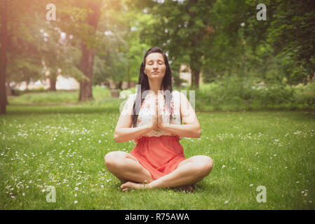 Yoga 2 - femme dans le parc Banque D'Images