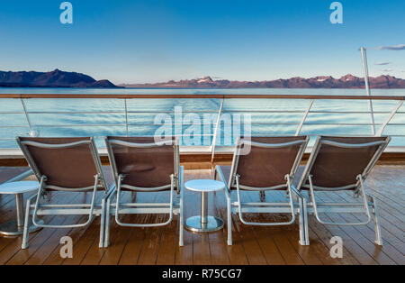 Tôt le matin sur l'océan de chaises de salon de pont en plastique vide dans le clair et l'humidité de l'air tôt le matin au lever du soleil sur un bateau de croisière. Près de Stephen's passa Banque D'Images