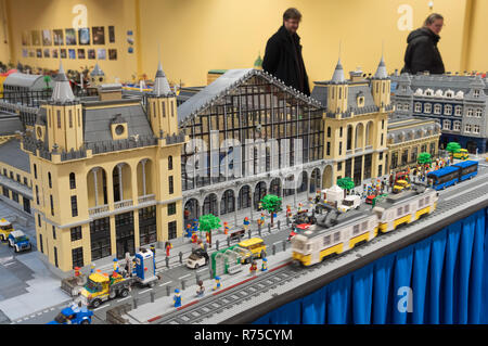 Budapest, Hongrie. 7 Décembre, 2018. Constructions Lego sont visibles sur l'affichage à l'KockaPark à Budapest, Hongrie, le 7 décembre 2018. KockaPark (brique Park en hongrois) présente une exposition de Lego construit à la main des répliques de la réalité, ainsi qu'une zone où les enfants peuvent participer à la construction en briques Lego. Credit : Attila Volgyi/Xinhua/Alamy Live News Banque D'Images