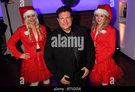 07 décembre 2018, Bavaria, Munich : l'acteur Francis Fulton-Smith vient à l'arrivée dîner du directeur des programmes de la première chaîne de télévision allemande dans la cour de Bavière. Photo : Felix Hörhager/dpa Banque D'Images