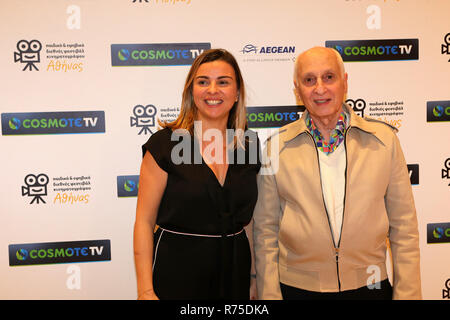 Athènes, Grèce. 7 Décembre, 2018. Président de l'Athens International Children's Film Festival Amanda Livanou (L) et le réalisateur français Michel Ocelot posent à l'ouverture du festival d'Athènes, Grèce, le 7 décembre 2018. Athènes a lancé le 1er International Children's Film Festival le vendredi, offrant plus de 70 longs métrages de 30 pays autour du monde. Credit : Marios Lolos/Xinhua/Alamy Live News Banque D'Images