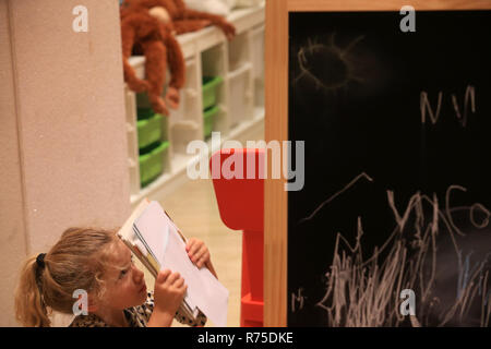 Athènes, Grèce. 7 Décembre, 2018. Une jeune fille assiste à l'Athens International Children's Film Festival à Athènes, Grèce, le 7 décembre 2018. Athènes a lancé le 1er International Children's Film Festival le vendredi, offrant plus de 70 longs métrages de 30 pays autour du monde. Credit : Marios Lolos/Xinhua/Alamy Live News Banque D'Images