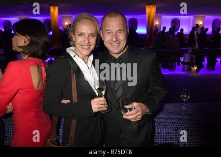 07 décembre 2018, Bavaria, Munich : les acteurs Juliane Köhler (l) et Heino Ferch au dîner de l'avent du programme directeur de la première chaîne de télévision allemande dans la cour de Bavière. Photo : Felix Hörhager/dpa Banque D'Images