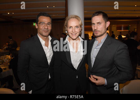 07 décembre 2018, Bavaria, Munich : l'acteur Erol Sander (l-r), l'actrice Juliane Köhler et l'acteur Clemens Schick célèbrent à l'arrivée dîner du directeur de programme Erstes Deutsches Fernsehen du Bayerischer Hof. Photo : Felix Hörhager/dpa Banque D'Images