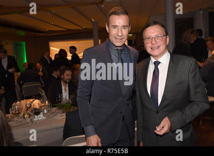 07 décembre 2018, Bavaria, Munich : le présentateur Kai Pflaume et le directeur des programmes de la première chaîne de télévision allemande Volker Herres célèbrent à l'arrivée dîner du directeur des programmes de la première chaîne de télévision allemande du Bayerischer Hof. Photo : Felix Hörhager/dpa Banque D'Images