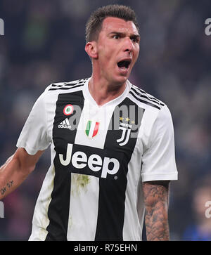 Turin. 7 Décembre, 2018. La Juventus FC' Mario Mandzukic célèbre son but au cours de la Serie A match de foot entre FC Juventus et l'Inter de Milan à Turin, Italie, Dec.7, 2018. La Juventus FC a gagné 1-0. Credit : Alberto Lingria/Xinhua/Alamy Live News Banque D'Images