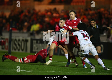 Llanelli, Royaume-Uni. 07Th Nov, 2018. Gareth Davies des Scarlets Crédit : essaie d'obtenir loin de Henry Speight de l'Ulster (14). V Scarlets Ulster Rugby, Heineken Cup champions européens, piscine 4 match au Parc y Scarlets de Llanelli, Galles du Sud Le vendredi 7 décembre 2018. Photo par Andrew Andrew/Verger Verger la photographie de sport/Alamy Live News Banque D'Images