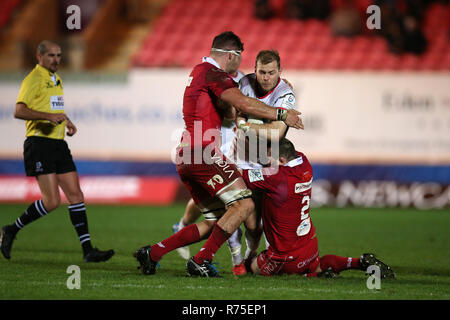 Llanelli, Royaume-Uni. 07Th Nov, 2018. Addison va de l'Ulster Rugby Crédit : tente de briser le passé Ken Owens de Scarlets (2). V Scarlets Ulster Rugby, Heineken Cup champions européens, piscine 4 match au Parc y Scarlets de Llanelli, Galles du Sud Le vendredi 7 décembre 2018. Photo par Andrew Andrew/Verger Verger la photographie de sport/Alamy Live News Banque D'Images