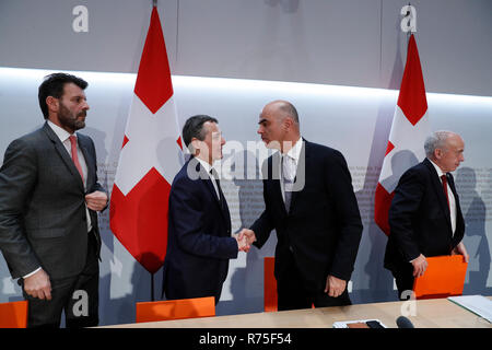 Berne, Suisse. 7 Décembre, 2018. (L-R) Secrétaire d'État suisse Roberto Balzaretti, la ministre suisse des Affaires étrangères, Ignazio Cassis, le Président suisse Alain Berset et le ministre des Finances, Ueli Maurer, assister à une conférence de presse à Berne, Suisse, 7 décembre 2018. Le gouvernement suisse a déclaré vendredi qu'il veut des consultations publiques avant de décider d'un projet de traité sur les liens avec l'Union européenne (UE) visant à verrouillage dans l'avenir des relations entre les deux. Credit : RUBEN SPRICH/Xinhua/Alamy Live News Banque D'Images