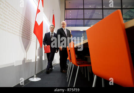 Berne, Suisse. 7 Décembre, 2018. La ministre suisse des Affaires étrangères, Ignazio Cassis (L) et le Président suisse Alain Berset arrivent pour une conférence de presse à Berne, Suisse, 7 décembre 2018. Le gouvernement suisse a déclaré vendredi qu'il veut des consultations publiques avant de décider d'un projet de traité sur les liens avec l'Union européenne (UE) visant à verrouillage dans l'avenir des relations entre les deux. Credit : RUBEN SPRICH/Xinhua/Alamy Live News Banque D'Images