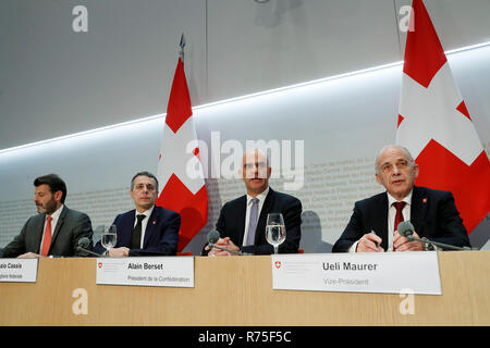 Berne, Suisse. 7 Décembre, 2018. (L-R) Secrétaire d'État suisse Roberto Balzaretti, la ministre suisse des Affaires étrangères, Ignazio Cassis, le Président suisse Alain Berset et le ministre des Finances, Ueli Maurer, assister à une conférence de presse à Berne, Suisse, 7 décembre 2018. Le gouvernement suisse a déclaré vendredi qu'il veut des consultations publiques avant de décider d'un projet de traité sur les liens avec l'Union européenne (UE) visant à verrouillage dans l'avenir des relations entre les deux. Credit : RUBEN SPRICH/Xinhua/Alamy Live News Banque D'Images