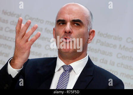 Berne, Suisse. 7 Décembre, 2018. Le Président suisse Alain Berset gestes au cours d'une conférence de presse à Berne, Suisse, 7 décembre 2018. Le gouvernement suisse a déclaré vendredi qu'il veut des consultations publiques avant de décider d'un projet de traité sur les liens avec l'Union européenne (UE) visant à verrouillage dans l'avenir des relations entre les deux. Credit : RUBEN SPRICH/Xinhua/Alamy Live News Banque D'Images