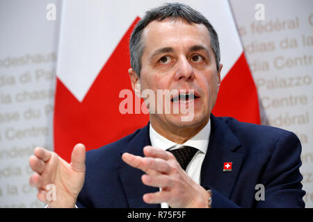 Berne, Suisse. 7 Décembre, 2018. La ministre suisse des Affaires étrangères, Ignazio Cassis gestes au cours d'une conférence de presse à Berne, Suisse, 7 décembre 2018. Le gouvernement suisse a déclaré vendredi qu'il veut des consultations publiques avant de décider d'un projet de traité sur les liens avec l'Union européenne (UE) visant à verrouillage dans l'avenir des relations entre les deux. Credit : RUBEN SPRICH/Xinhua/Alamy Live News Banque D'Images