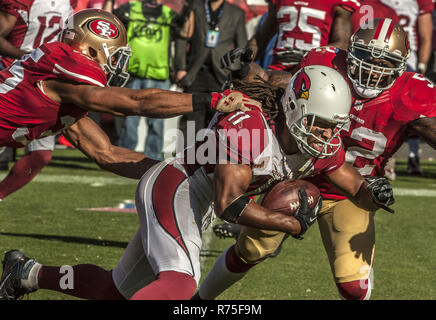 San Francisco, Californie, USA. 13 Oct, 2013. Arizona Cardinals wide receiver Larry Fitzgerald (11) s'exécute avec le ballon après avoir passer le dimanche, 13 octobre 2013 à San Francisco, Californie. Les 49ers défait les cardinaux 32-20. Crédit : Al Golub/ZUMA/Alamy Fil Live News Banque D'Images