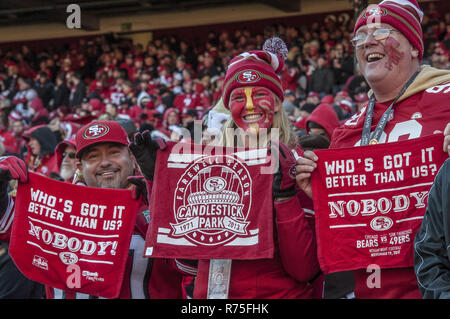 San Francisco, Californie, USA. Dec 8, 2013. 49er fans avec de nouvelles serviettes le Dimanche, Décembre 8, 2013 à San Francisco, Californie. Les 49ers a battu les Seahawks. 19-17. Crédit : Al Golub/ZUMA/Alamy Fil Live News Banque D'Images