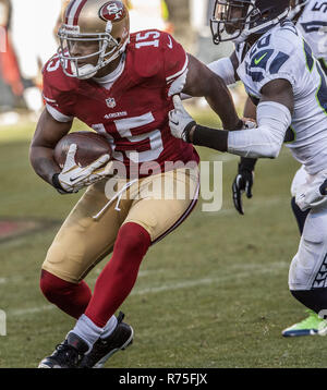 San Francisco, Californie, USA. Dec 8, 2013. San Francisco 49ers wide receiver Michael Crabtree (15) s'exécute après la capture le Dimanche, Décembre 8, 2013 à San Francisco, Californie. Les 49ers a battu les Seahawks. 19-17. Crédit : Al Golub/ZUMA/Alamy Fil Live News Banque D'Images
