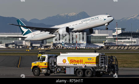 Richmond, Colombie-Britannique, Canada. 7 Décembre, 2018. Un Cathay Pacific Airways Boeing 777-300ER (B-KQC) wide-body jetliner décolle de l'Aéroport International de Vancouver. Credit : Bayne Stanley/ZUMA/Alamy Fil Live News Banque D'Images