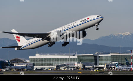 Richmond, Colombie-Britannique, Canada. 7 Décembre, 2018. Un Air China Boeing 777-300ER (B-7973) gros-avion de ligne décolle de l'Aéroport International de Vancouver. Credit : Bayne Stanley/ZUMA/Alamy Fil Live News Banque D'Images