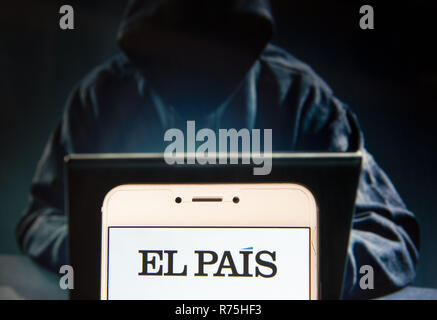 23 novembre 2018 - Hong Kong - journal quotidien espagnol El Pais logo est vu sur un appareil mobile Android avec une figure de hacker dans l'arrière-plan. (Crédit Image : © Miguel Candela/SOPA des images à l'aide de Zuma sur le fil) Banque D'Images