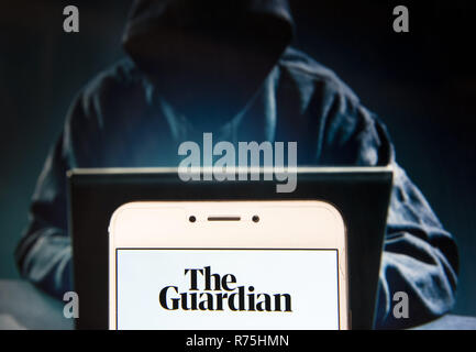 Hong Kong. 23 Nov, 2018. Quotidien britannique The Guardian logo est vu sur un appareil mobile Android avec une figure de hacker dans l'arrière-plan. Credit : Miguel Candela/SOPA Images/ZUMA/Alamy Fil Live News Banque D'Images