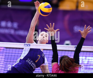 Shanghai, Chine, la province de Zhejiang. Dec 8, 2018. Angelina Lazarenko (L) de Volero Le Cannet monte la balle lors d'un match de classement 5-8 entre cour suprême de Chonburi en Thaïlande et Volero Le Cannet de la France à la Women's Club de volleyball FIVB Championnat du Monde à Shanghai, la Chine de l'est la province du Zhejiang, le 8 décembre 2018. Volero Le Cannet a gagné 3-1. Credit : Huang Zongzhi/Xinhua/Alamy Live News Banque D'Images