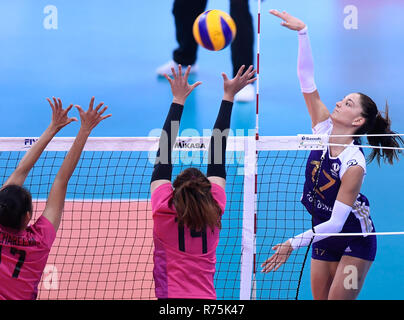 Shanghai, Chine, la province de Zhejiang. Dec 8, 2018. Laura Unternahrer (R) de Volero Le Cannet monte la balle lors d'un match de classement 5-8 entre cour suprême de Chonburi en Thaïlande et Volero Le Cannet de la France à la Women's Club de volleyball FIVB Championnat du Monde à Shanghai, la Chine de l'est la province du Zhejiang, le 8 décembre 2018. Volero Le Cannet a gagné 3-1. Credit : Huang Zongzhi/Xinhua/Alamy Live News Banque D'Images