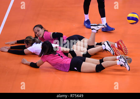 Shanghai, Chine, la province de Zhejiang. Dec 8, 2018. Wilavan Apinyapong (top) de Volero Le Cannet échoue à sauver la balle lors d'un match de classement 5-8 entre cour suprême de Chonburi en Thaïlande et Volero Le Cannet de la France à la Women's Club de volleyball FIVB Championnat du Monde à Shanghai, la Chine de l'est la province du Zhejiang, le 8 décembre 2018. Volero Le Cannet a gagné 3-1. Credit : Huang Zongzhi/Xinhua/Alamy Live News Banque D'Images